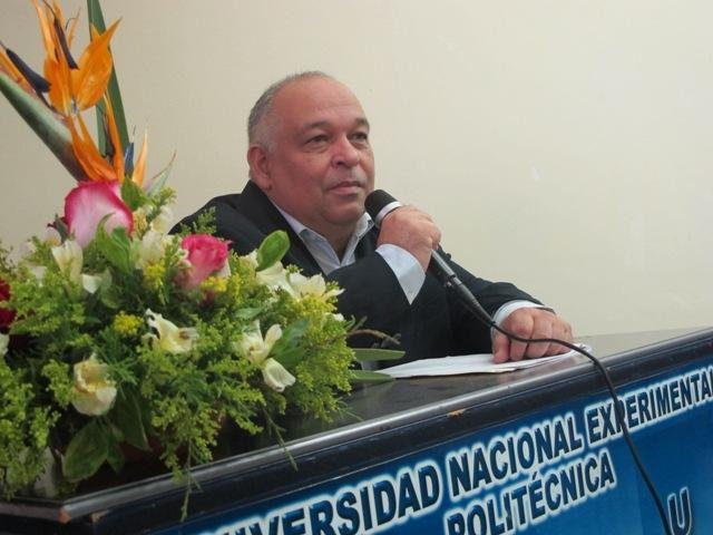 Dr. Ovidio León Lara, vicerrector